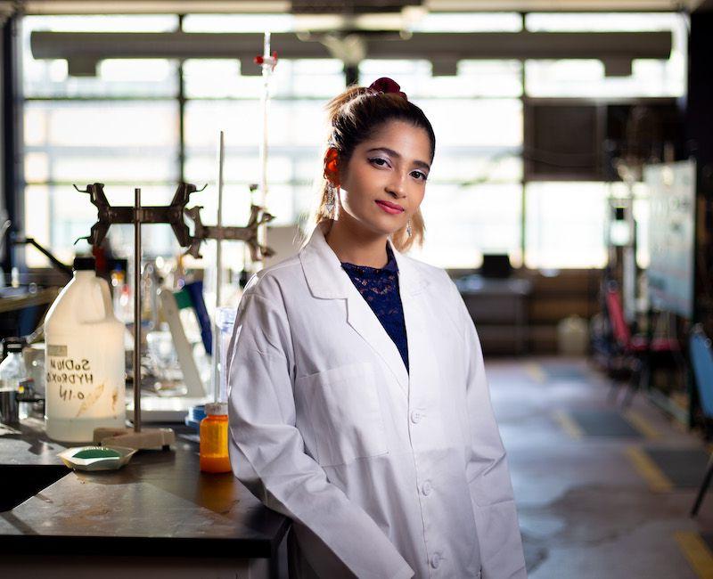 Photo of Pulkita Jain leaning against counter in laboratory